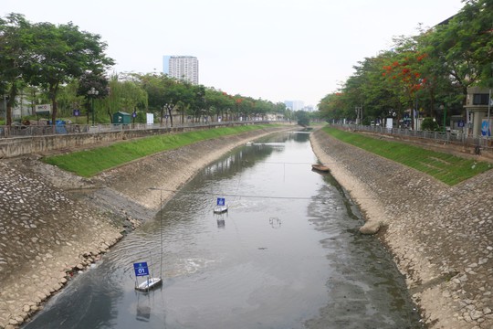 Sông Tô Lịch chuyển biến ra sao sau 6 ngày thử nghiệm công nghệ Nhật Bản - Ảnh 1.