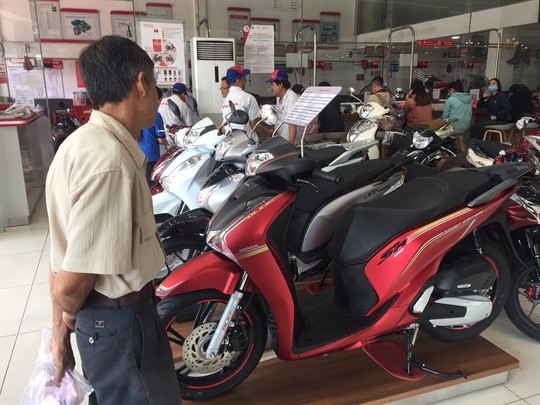 Honda Việt Nam hứa tăng sản lượng, hạn chế đội giá xe tay ga - Ảnh 1.
