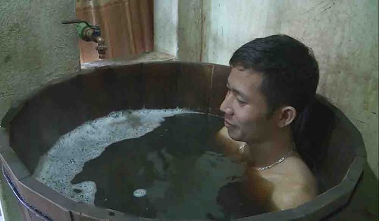 Thứ nước tắm kỳ lạ ở Lai Châu - Ảnh 2.