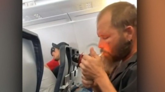 Hành khách chết giữa chuyến bay, bụng chứa đầy cocaine - Ảnh 2.