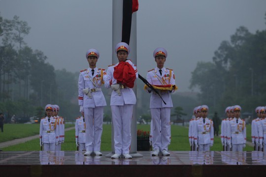 Toàn cảnh Lễ treo cờ rủ Quốc tang nguyên Chủ tịch nước Lê Đức Anh trong mưa - Ảnh 1.