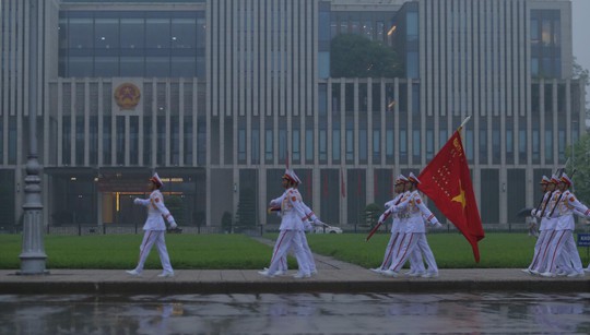 Toàn cảnh Lễ treo cờ rủ Quốc tang nguyên Chủ tịch nước Lê Đức Anh trong mưa - Ảnh 22.