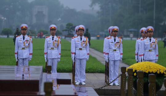 Toàn cảnh Lễ treo cờ rủ Quốc tang nguyên Chủ tịch nước Lê Đức Anh trong mưa - Ảnh 10.