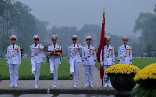 Toàn cảnh Lễ treo cờ rủ Quốc tang nguyên Chủ tịch nước Lê Đức Anh trong mưa - Ảnh 11.