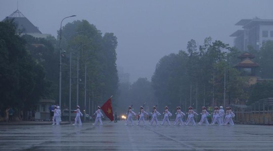 Toàn cảnh Lễ treo cờ rủ Quốc tang nguyên Chủ tịch nước Lê Đức Anh trong mưa - Ảnh 4.