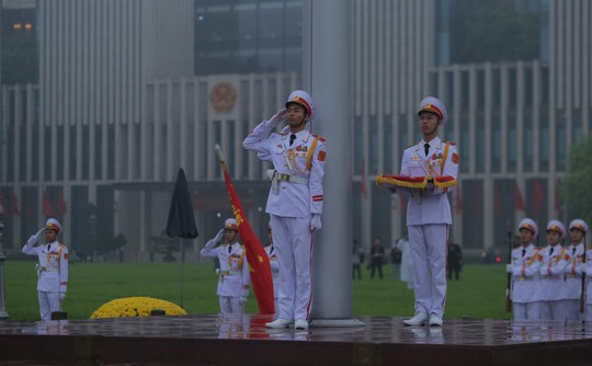 Toàn cảnh Lễ treo cờ rủ Quốc tang nguyên Chủ tịch nước Lê Đức Anh trong mưa - Ảnh 18.