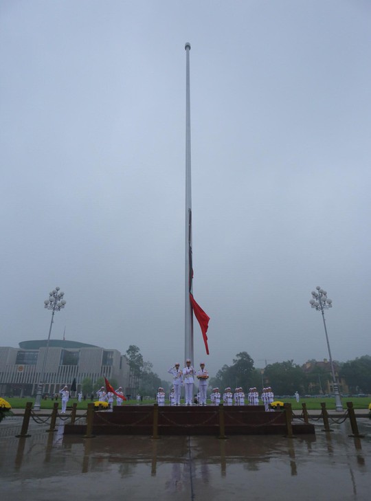 Toàn cảnh Lễ treo cờ rủ Quốc tang nguyên Chủ tịch nước Lê Đức Anh trong mưa - Ảnh 16.