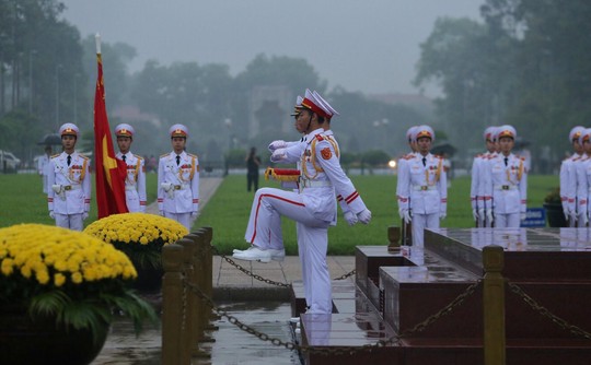 Toàn cảnh Lễ treo cờ rủ Quốc tang nguyên Chủ tịch nước Lê Đức Anh trong mưa - Ảnh 19.