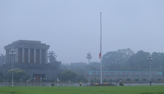 Toàn cảnh Lễ treo cờ rủ Quốc tang nguyên Chủ tịch nước Lê Đức Anh trong mưa - Ảnh 27.