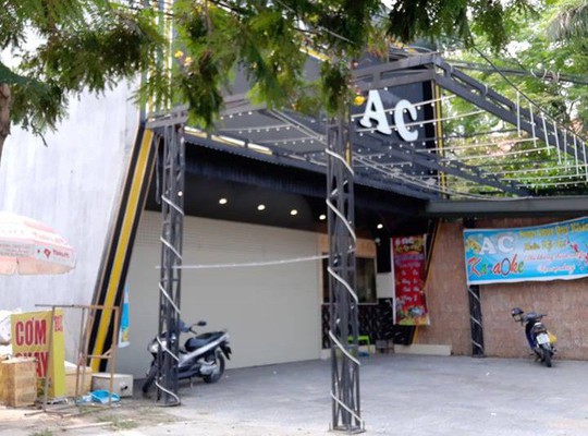 Quảng Nam: Khách rút súng bắn vào 2 nhân viên quán karaoke - Ảnh 1.