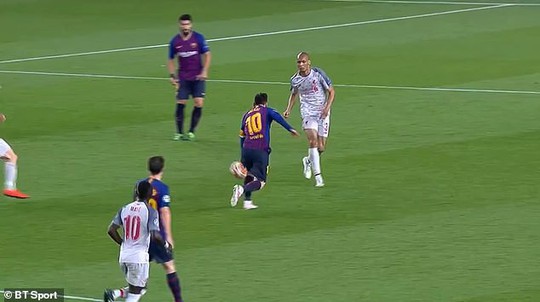 Báo chí Anh tố Messi chơi bẩn trước siêu phẩm đá phạt - Ảnh 4.