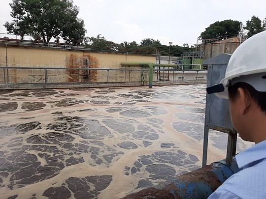 Đào hệ thống cống 1 công ty bên sông La Ngà để làm rõ ô nhiễm - Ảnh 1.