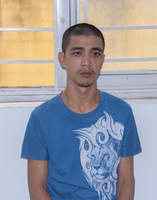 Bị bắt tại giường vì cố tháo sợi dây chuyền trên cổ cháu bé - Ảnh 1.