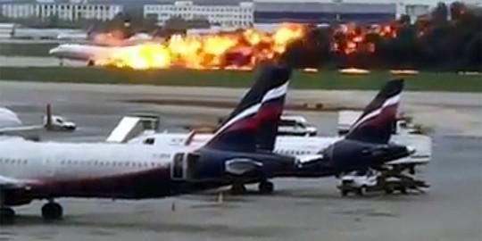 Nga: Máy bay bốc cháy khi hạ cánh, 41 người thiệt mạng - Ảnh 2.