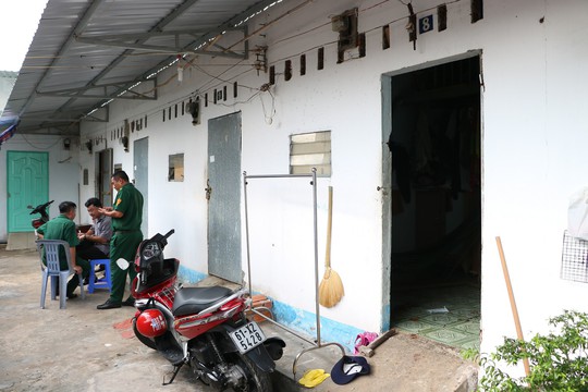 Hai vo chong nam tren vung mau trong phong tro