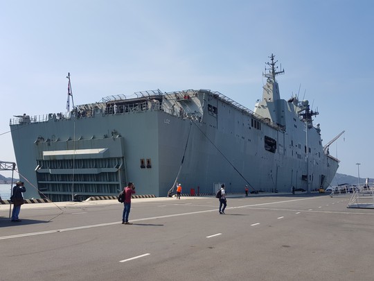 Đón đại bản doanh trên biển của hải quân Úc đến Cam Ranh - Ảnh 4.