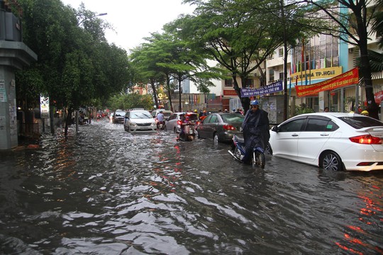 TP HCM ngập mênh mông, kẹt xe khắp nơi sau mưa lớn - Ảnh 4.