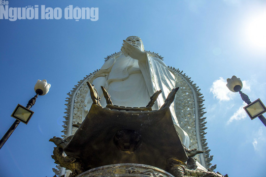 Chiêm ngưỡng ngôi chùa vùng biên giới có tượng Phật cao nhất miền Tây - Ảnh 6.