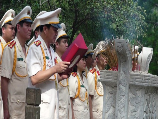 Dòng người xúc động viếng mộ Đại tướng Võ Nguyên Giáp ngày 7-5 - Ảnh 1.