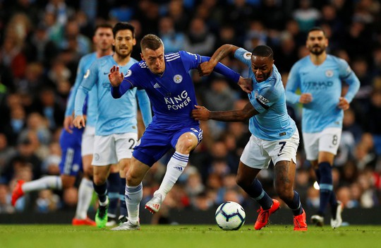 Kompany lập siêu phẩm, Man City soán ngôi đầu của Liverpool - Ảnh 2.