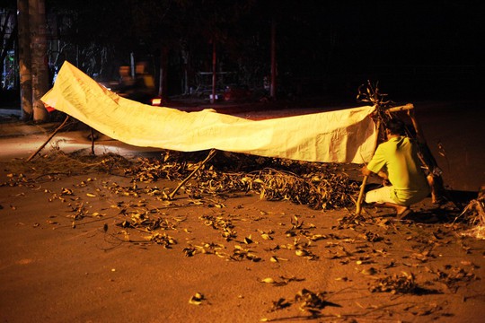 Nửa đêm, người dân Quảng Ngãi chặn xe vì bức xúc mùi hôi - Ảnh 2.