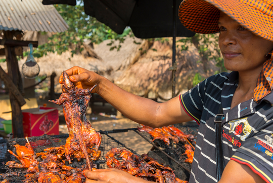 Nhện độc chiên và 4 món khiến bạn rùng mình ở Campuchia - Ảnh 4.
