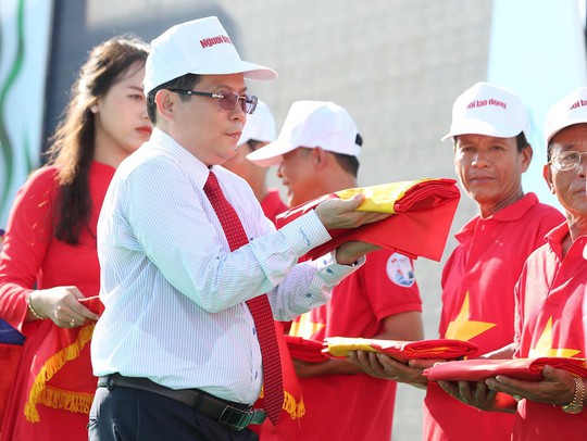 Phó Thủ tướng cùng khởi động chương trình “Một triệu lá cờ Tổ quốc cùng ngư dân bám biển” - Ảnh 3.