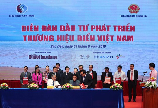 Phó Thủ tướng cùng khởi động chương trình “Một triệu lá cờ Tổ quốc cùng ngư dân bám biển” - Ảnh 7.