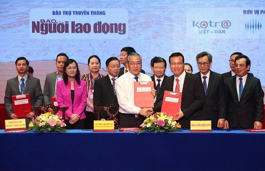 Phó Thủ tướng cùng khởi động chương trình “Một triệu lá cờ Tổ quốc cùng ngư dân bám biển” - Ảnh 6.