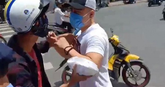 Diễn viên Lê Dương Bảo Lâm bị đánh khi phát cơm từ thiện: Diễn để quay phim? - Ảnh 1.