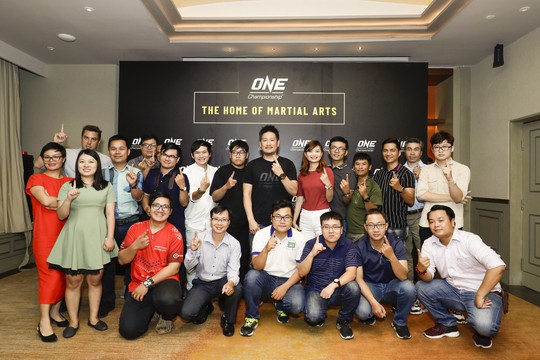 ong-chatri-sityodtong-chu-tich--ceo-cua-one-championship-cung-anh-chi-den-tu-cac-don-vi-truyen-thong-viet-nam-15603209654271223143000.jpg