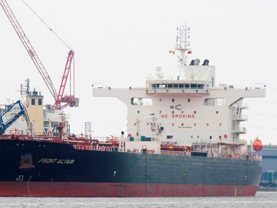 Hàng loạt tàu chở dầu bị tấn công ở Vịnh Oman - Ảnh 1.