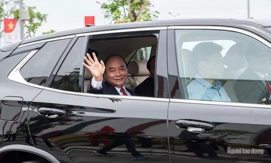 Thủ tướng đi thử ôtô VinFast do Chủ tịch Vingroup Phạm Nhật Vượng cầm lái - Ảnh 4.