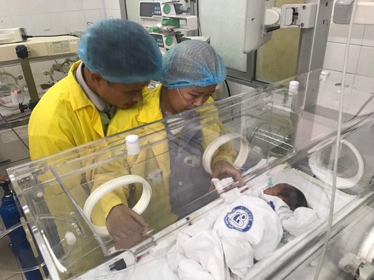 Trào nước mắt khoảnh khắc người mẹ ung thư vú lần đầu ôm con vào lòng - Ảnh 2.