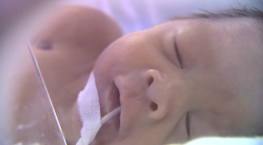 Trào nước mắt khoảnh khắc người mẹ ung thư vú lần đầu ôm con vào lòng - Ảnh 23.