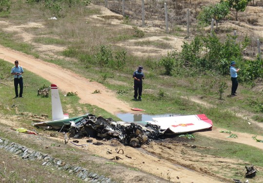 Hỏa táng 2 phi công vụ rơi máy bay ở Khánh Hòa, đưa về Hà Nội - Ảnh 1.