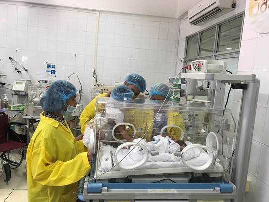 Trào nước mắt khoảnh khắc người mẹ ung thư vú lần đầu ôm con vào lòng - Ảnh 4.