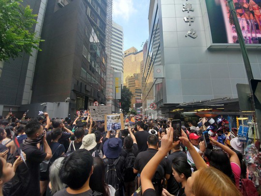 Hồng Kông: Đặc khu trưởng xin lỗi dân khi biểu tình tiếp diễn - Ảnh 3.