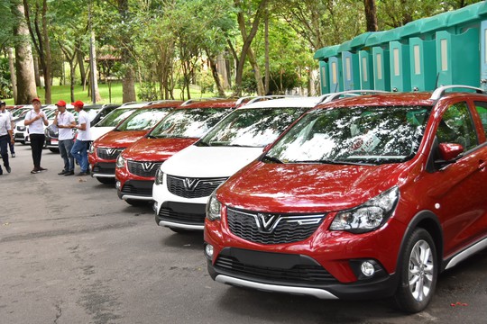 Hàng trăm ô tô thương hiệu Việt VinFast Fadil đến tay khách hàng - Ảnh 1.