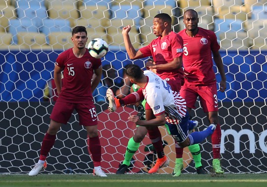 Ngược dòng cầm hòa Paraguay, Qatar gây sốc Copa America - Ảnh 1.