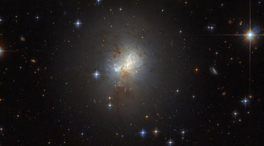 Siêu lỗ đen bằng 1 triệu mặt trời là trái tim thiên hà bùng nổ - Ảnh 1.