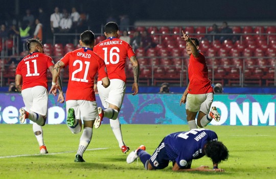 Vargas lập siêu phẩm bàn thắng, Chile đè bẹp Nhật Bản - Ảnh 7.
