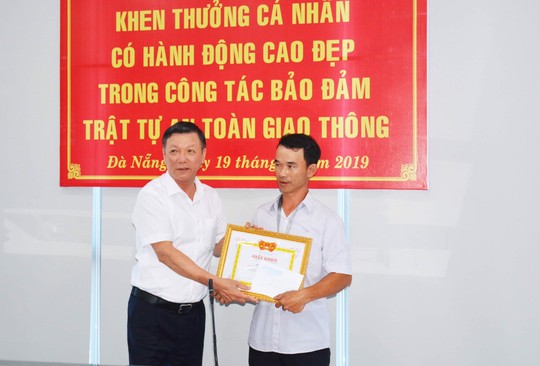 Anh thợ đá đục mảng bê tông trên Quốc lộ 1 được tặng Giấy khen - Ảnh 2.