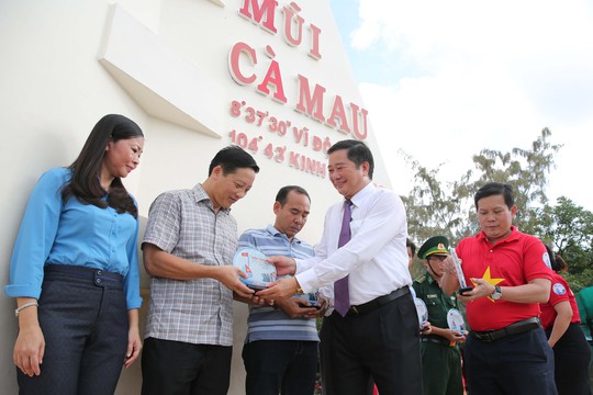 Sau Bạc Liêu, cờ Tổ quốc tiếp tục đến tay ngư dân vùng cực Nam Tổ quốc - Ảnh 15.
