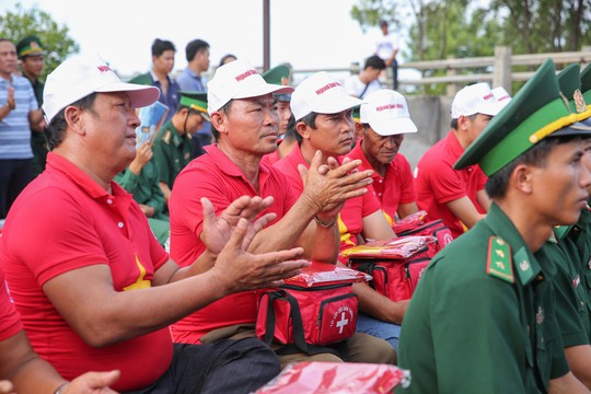 Sau Bạc Liêu, cờ Tổ quốc tiếp tục đến tay ngư dân vùng cực Nam Tổ quốc - Ảnh 20.