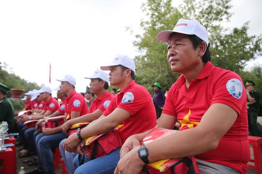 Sau Bạc Liêu, cờ Tổ quốc tiếp tục đến tay ngư dân vùng cực Nam Tổ quốc - Ảnh 21.