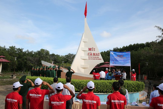 Ngư dân Cà Mau xúc động đón cờ Tổ quốc - Ảnh 1.