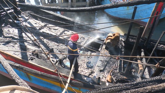 Tàu cá ngùn ngụt bốc cháy trong đêm, thiệt hại 2 tỉ đồng - Ảnh 1.