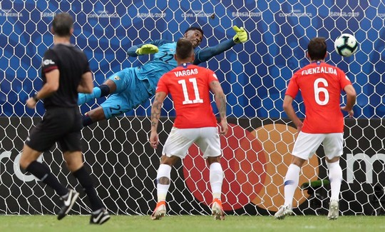 Sanchez lập siêu phẩm đưa Chile vào tứ kết Copa America - Ảnh 5.