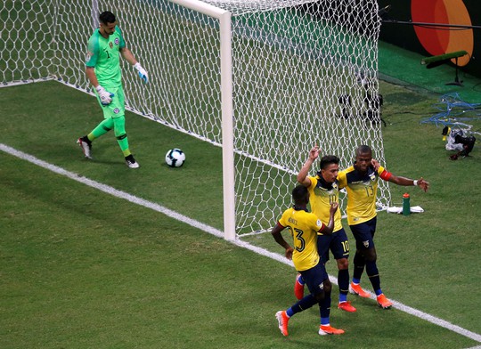 Sanchez lập siêu phẩm đưa Chile vào tứ kết Copa America - Ảnh 3.